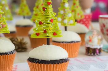 Ideal para Navidad: Receta de cupcakes chocolate y coco con un árbol navideño