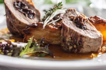 “Va a sacar aplausos en esta Navidad”: Receta de filete de cerdo relleno con ciruelas, un plato que no puede faltar en tu mesa