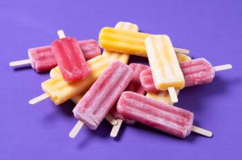 Una opción perfecta para refrescarse en días de calor: Receta de helados de fruta con relleno