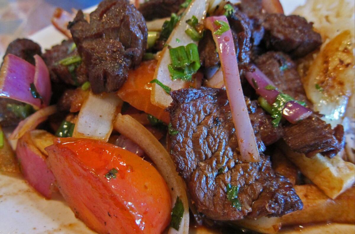 Para celebrar el Día de la Independencia de Perú: Chef peruano entrega la mejor receta de lomo salteado paso a paso