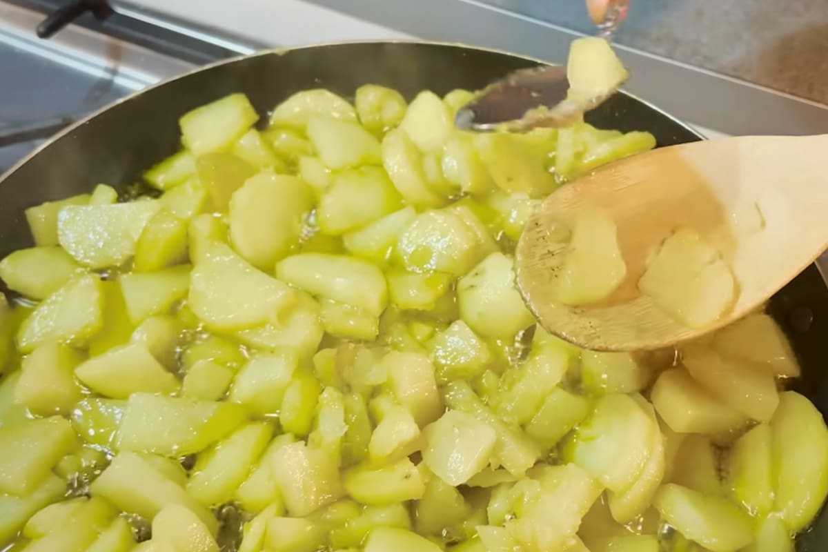 Así deben quedar las papas luego de freirlas a fuego bajo.