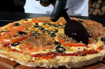 Adiós a la clásica masa: Receta fácil de pizza sin harina ideal para compartir con amigos