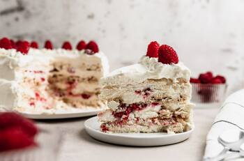 Receta de torta helada de merengue frambuesa: Lleva 5 ingredientes y es ideal para postre de Navidad