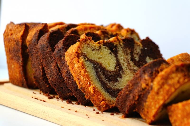 Revisa cómo preparar este bizcocho de chocolate y vainilla.