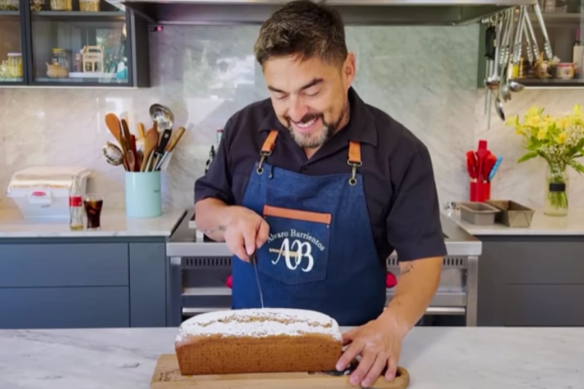El chef entregó los pasos claves para conseguir un bizcocho húmedo, alto y esponjoso. Foto: Captura YouTube Álvaro Barrientos.