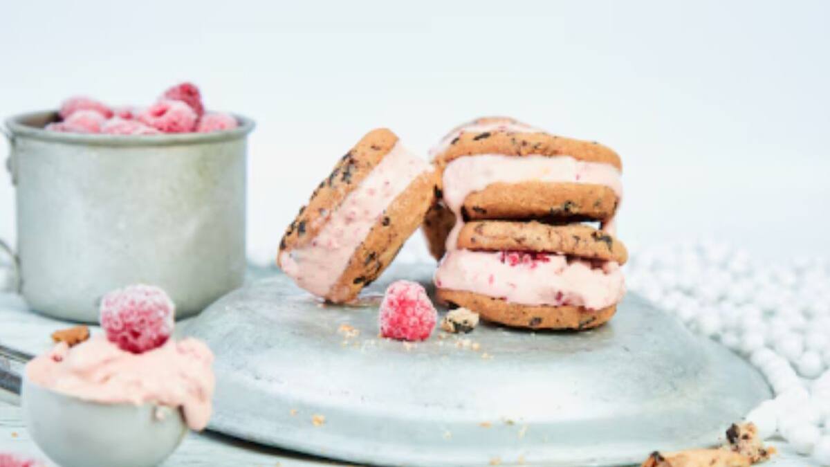Sándwich helado de frambuesa y chocolate blanco: Una receta perfecta para los días de calor