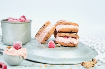 Sándwich helado de frambuesa y chocolate blanco: Una receta perfecta para los días de calor
