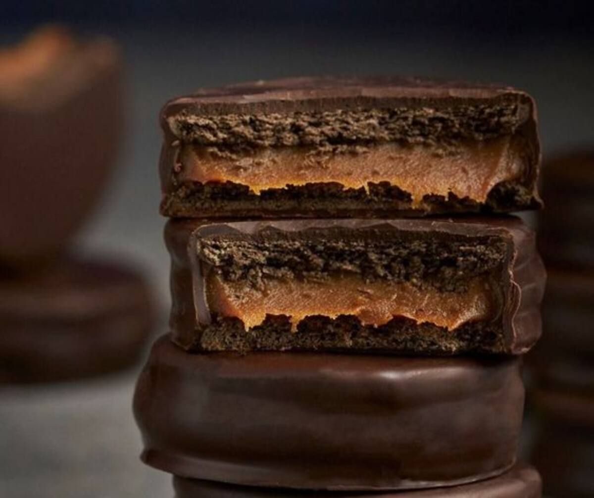 Aprende a cocinar estos caseros y ricos alfajores con relleno de manjar y baño de chocolate.