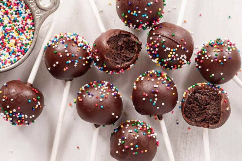 Si no sabes qué preparar para alguna celebración, estos ricos y fáciles cake pops te salvarán.