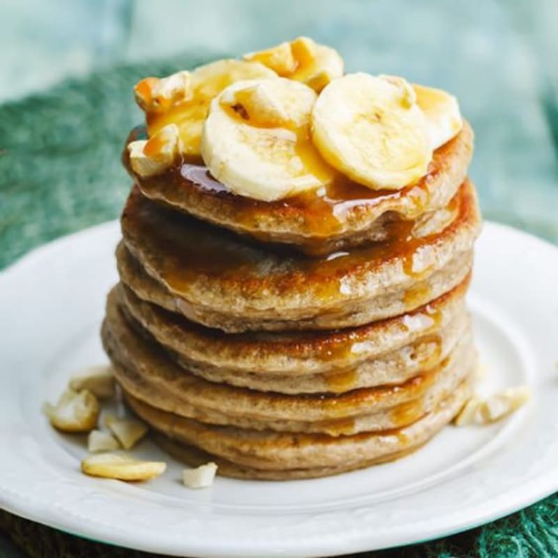 Aprende a cocinar estos ricos panqueques de avena y plátano.