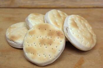 Receta de hallullas caseras: Aprende a cocinar este económico y delicioso pan amasado