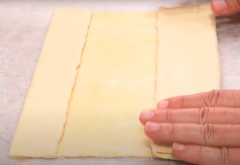 Deberás doblar así, primero hacia la mitad de una sección y luego hasta el centro.