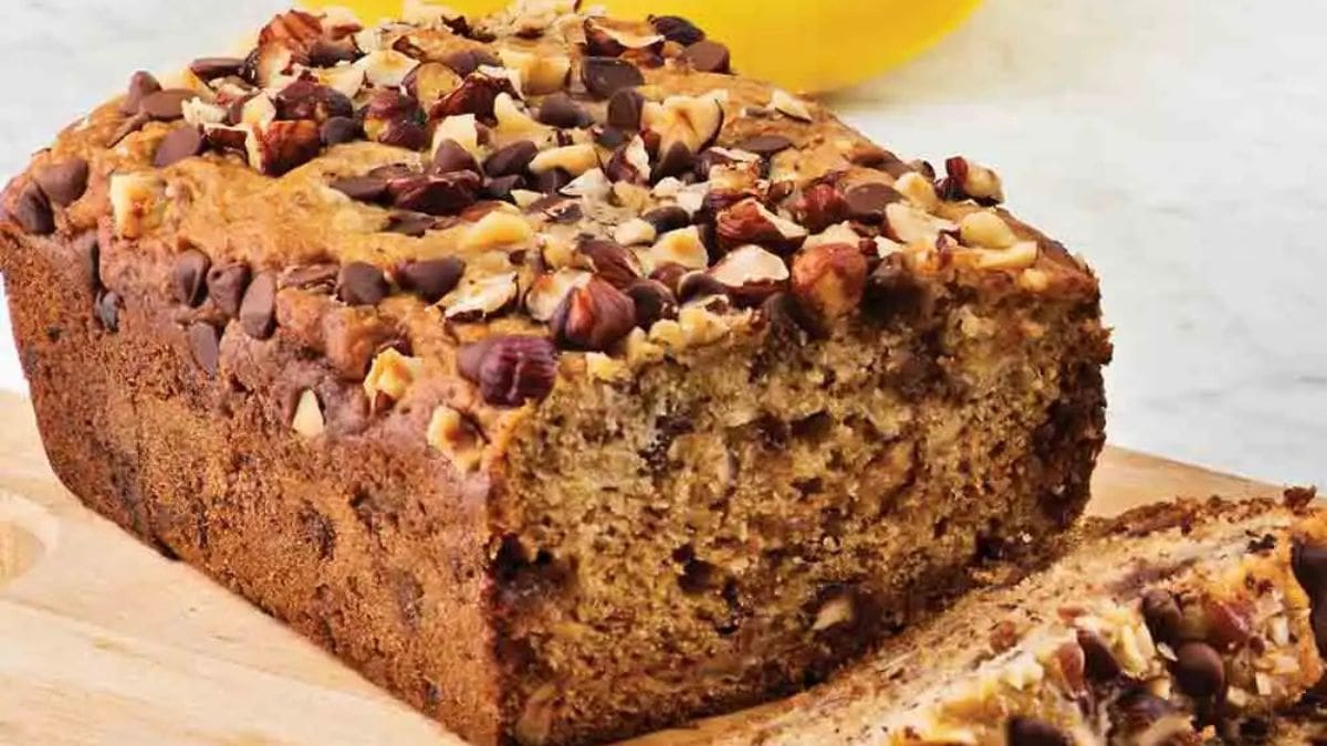 Receta sencilla de queque con plátano y chips de chocolate: Perfecto para acompañar tus bebidas favoritas