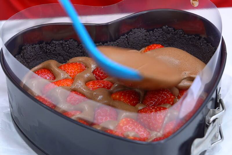 Deberás colocar las frutillas entre dos capas de mousse.