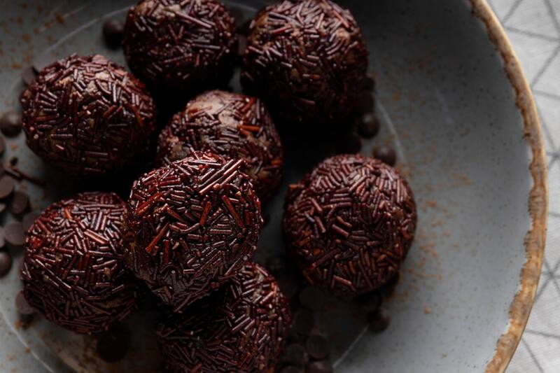 Las trufas de chocolate solo necesitan de cinco ingredientes.