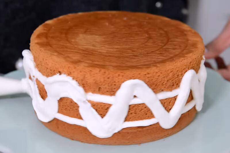 Con este truco podrás colocar la primera capa de crema más fácilmente.