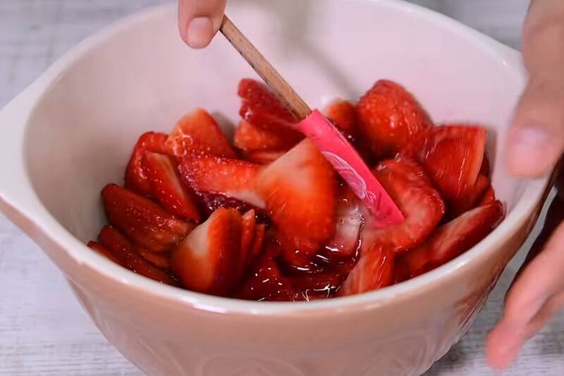 Las frutillas tienen que quedarse en el almíbar.