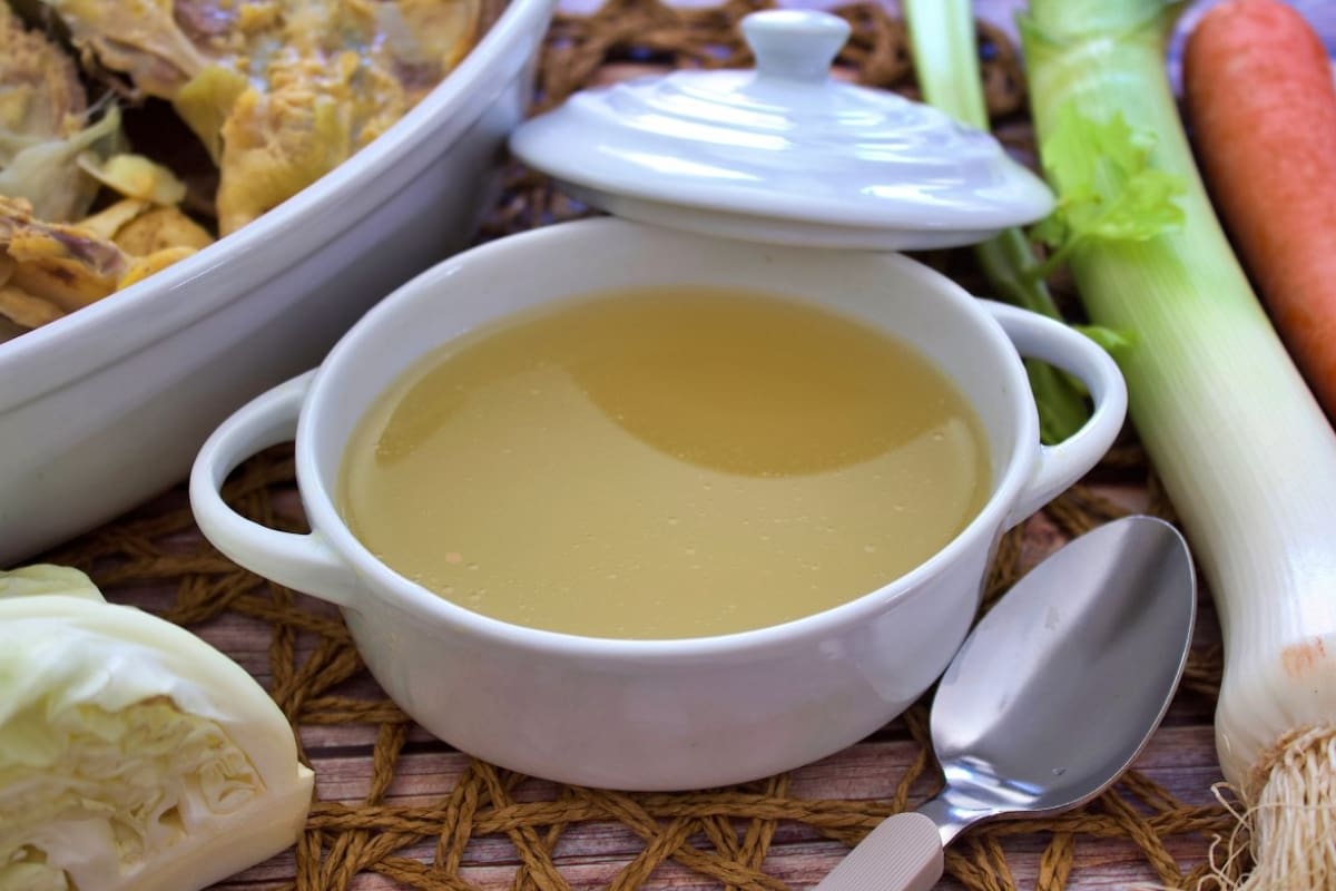 Aprende a cocinar esta sopa de pollo casera.
