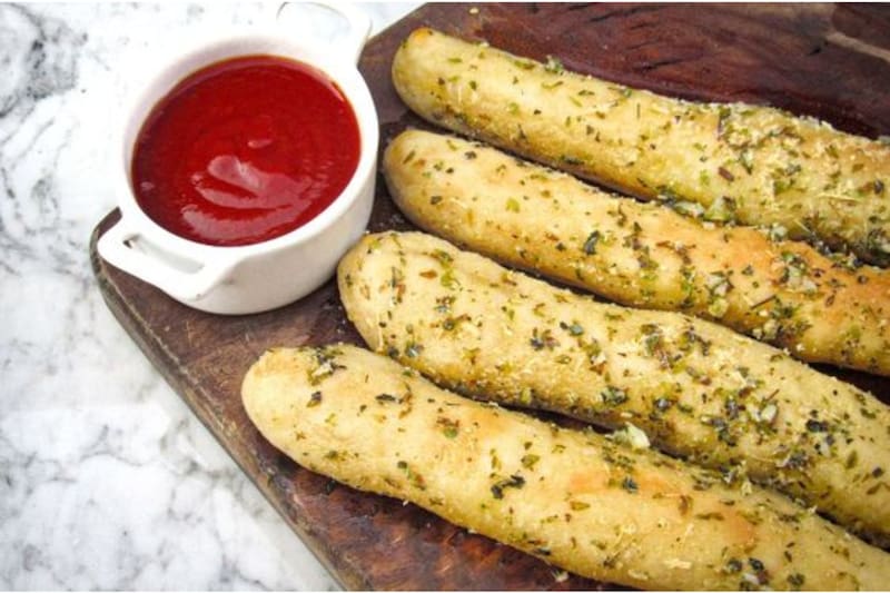 Si tienes ganas de comer algo rico y económico, no dudes en seguir esta receta de Palitos de Ajo.