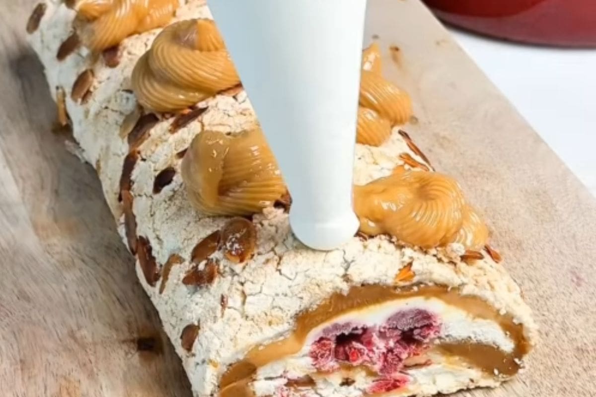 Este postre helado se puede preparar con pocos ingredientes, según el cocinero Sebastián Rodríguez.
Créditos: IG @santiago_enlacocina.