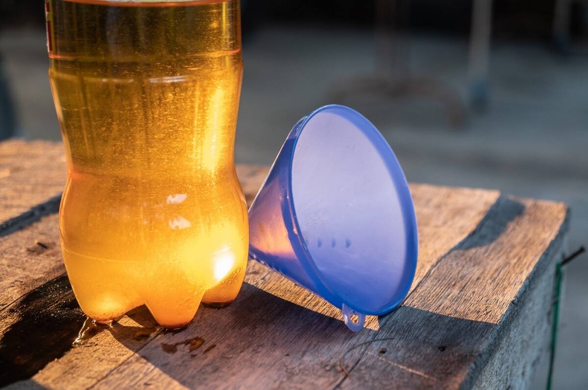 Es muy importante botar de forma correcta el aceite para que este no genere daño en los ecosistemas, pudiendo reciclarse y transformase en mejores alternativas. Créditos: Canva