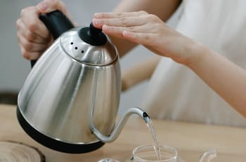 ¿Cómo prevenir y eliminar el sarro del hervidor?