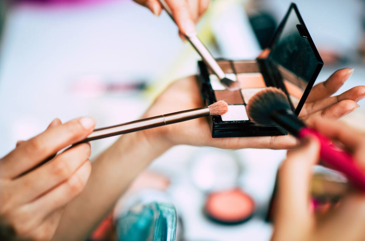 Podría despedir a 7.000 empleados: Reconocida marca de maquillaje confirma problemas económicos