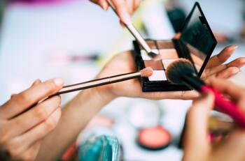 Podría despedir a 7.000 empleados: Reconocida marca de maquillaje confirma problemas económicos