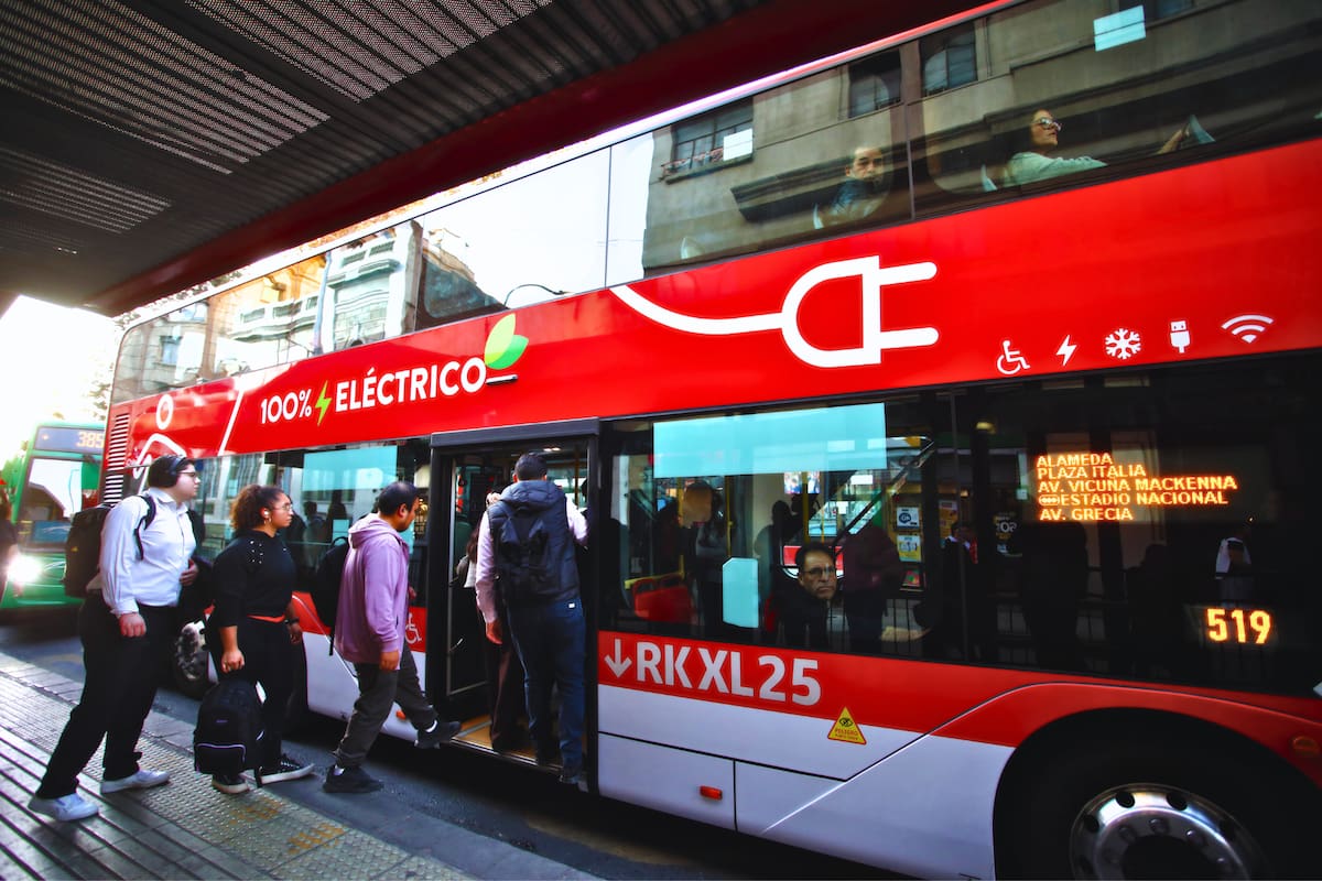 Los refuerzos de buses se deben a los partidos de Colo Colo y Universidad de Chile con sus rivales por Copa Chile. Foto: Aton.
