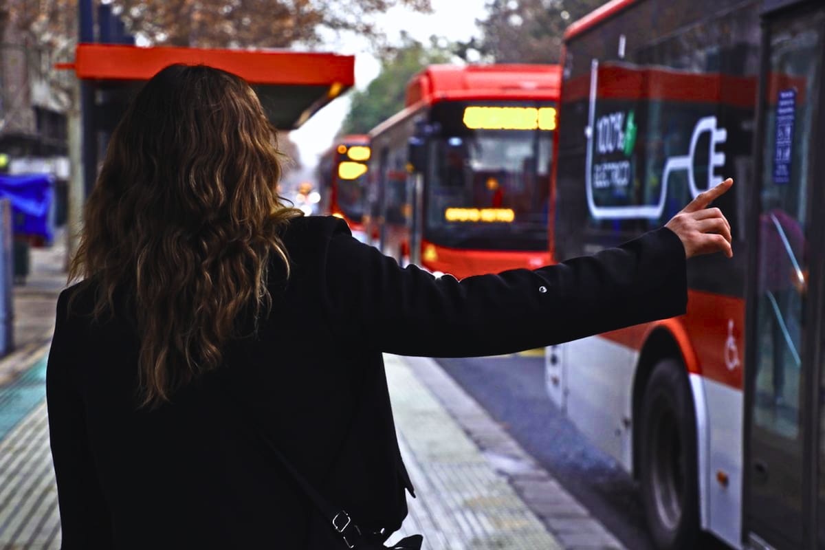 Por obras de pavimentación, algunos buses presentarán desvíos en el centro de Santiago. Foto: Red Movilidad en X.