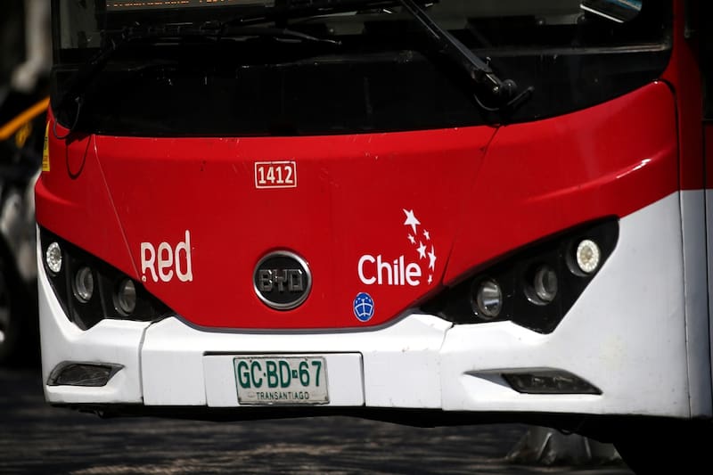 Además de la implementación de los nuevos recorridos, también se reforzarán los principales buses que circulan hacia las fondas y los terminales de buses de la RM. Créditos: Javier Salvo/Aton Chile.