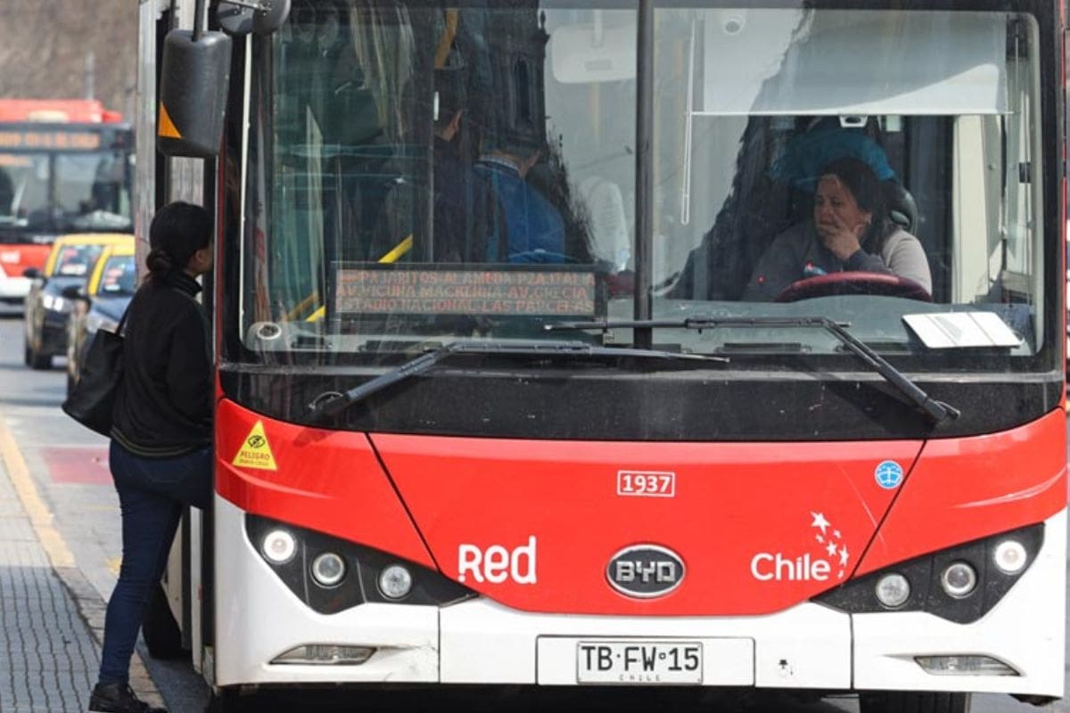 Los desvíos en Ñuñoa se deben al encuentro deportivo entre Colo Colo y Deportes Limache.
Créditos: Red Movilidad.