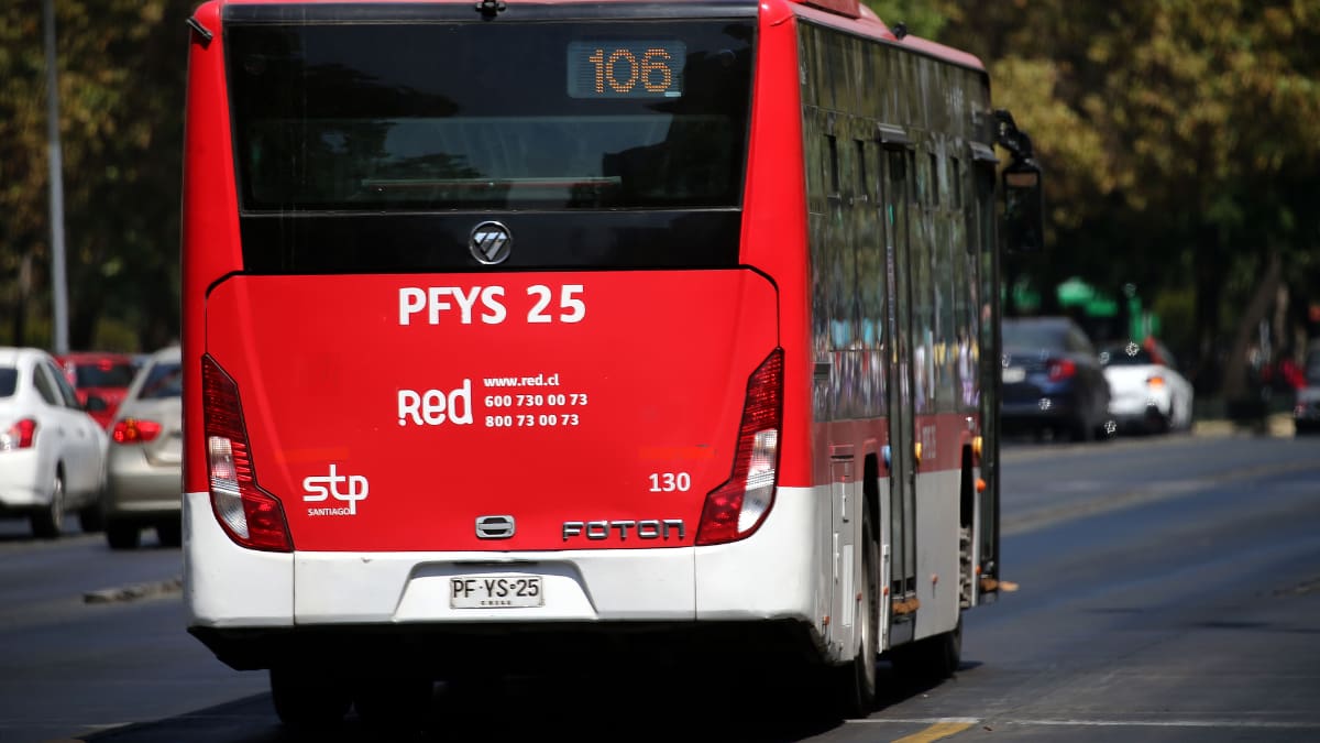 Usuarios reportan disminución en la frecuencia de micros Red en la Región Metropolitana