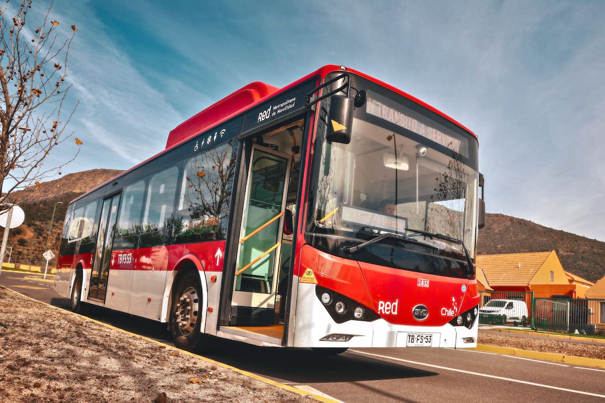 La empresa anunció buses de apoyo para este domingo en la capital. Foto: Red Movilidad en X.