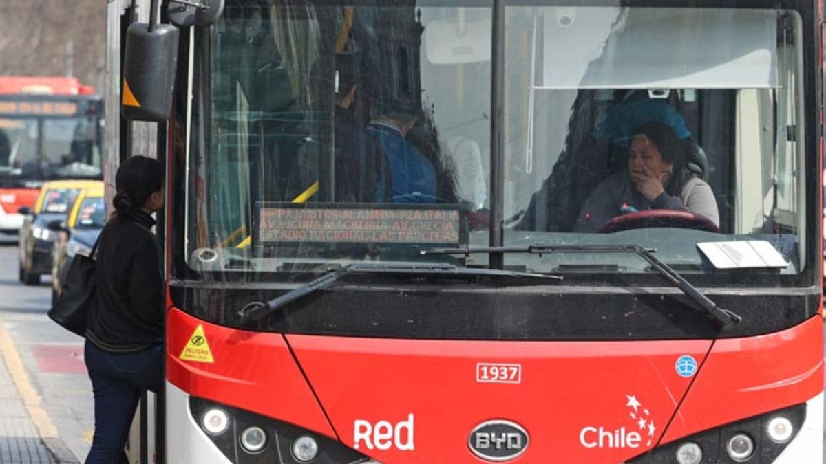 Tras el alza en el precio de las bencinas: ¿Cuál será el valor del pasaje en Metro y Red Movilidad?