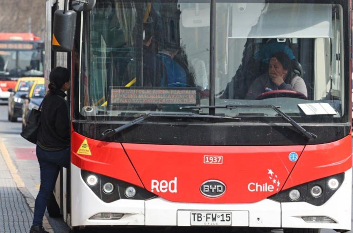 Tras el alza en el precio de las bencinas: ¿Cuál será el valor del pasaje en Metro y Red Movilidad?