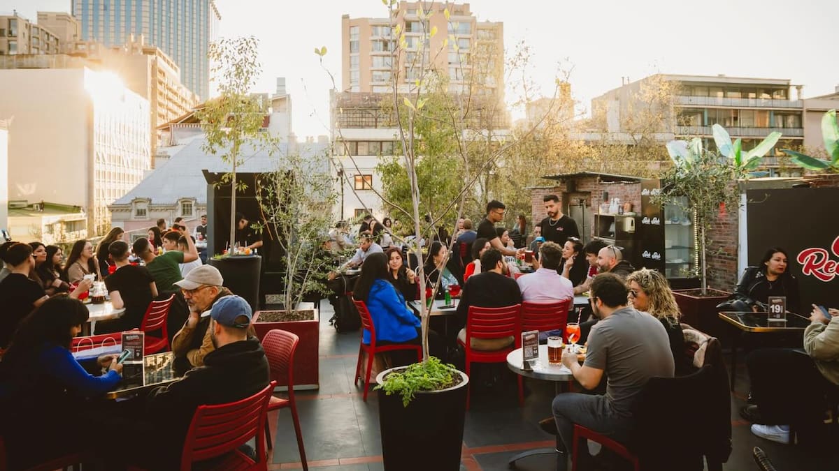 El bar a pasos del Cerro Santa Lucía que conquista en Santiago: Promete precios bajos y pantallas para ver el Mundial 2026
