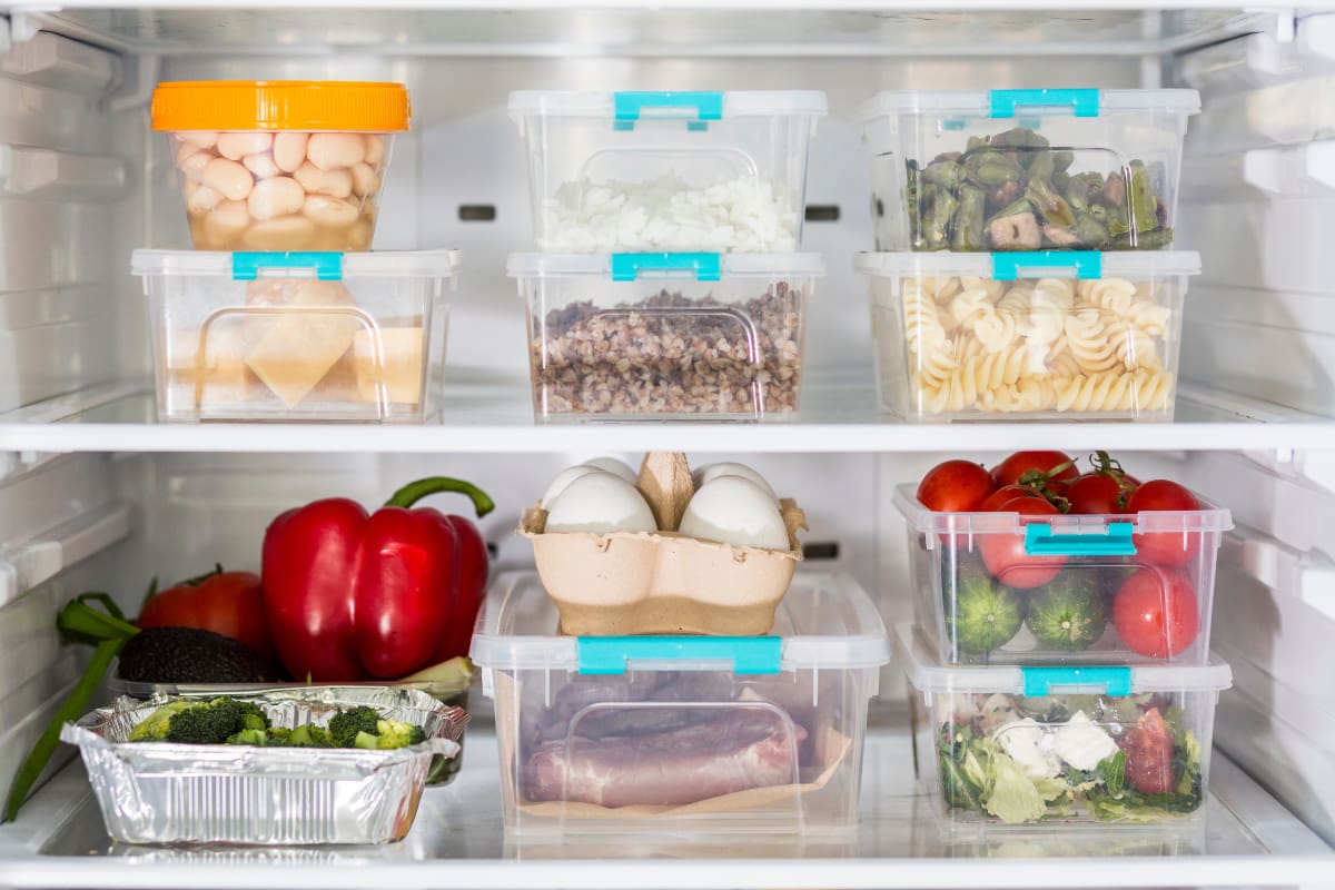 Estos son los alimentos que no deben ser guardados al interior del refrigerador.