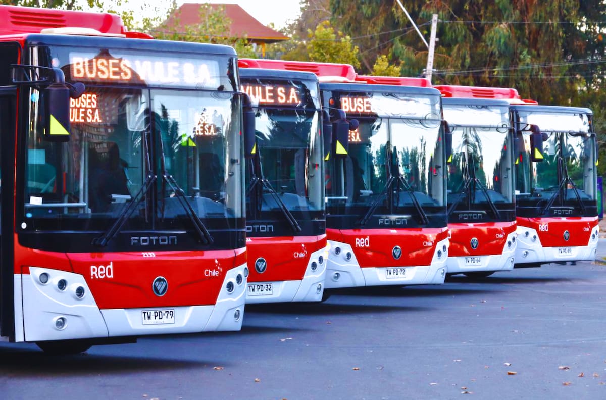 Refuerzo de buses en Santiago para este fin de semana: revisa los recorridos y horarios especiales que tendrá Red Movilidad
