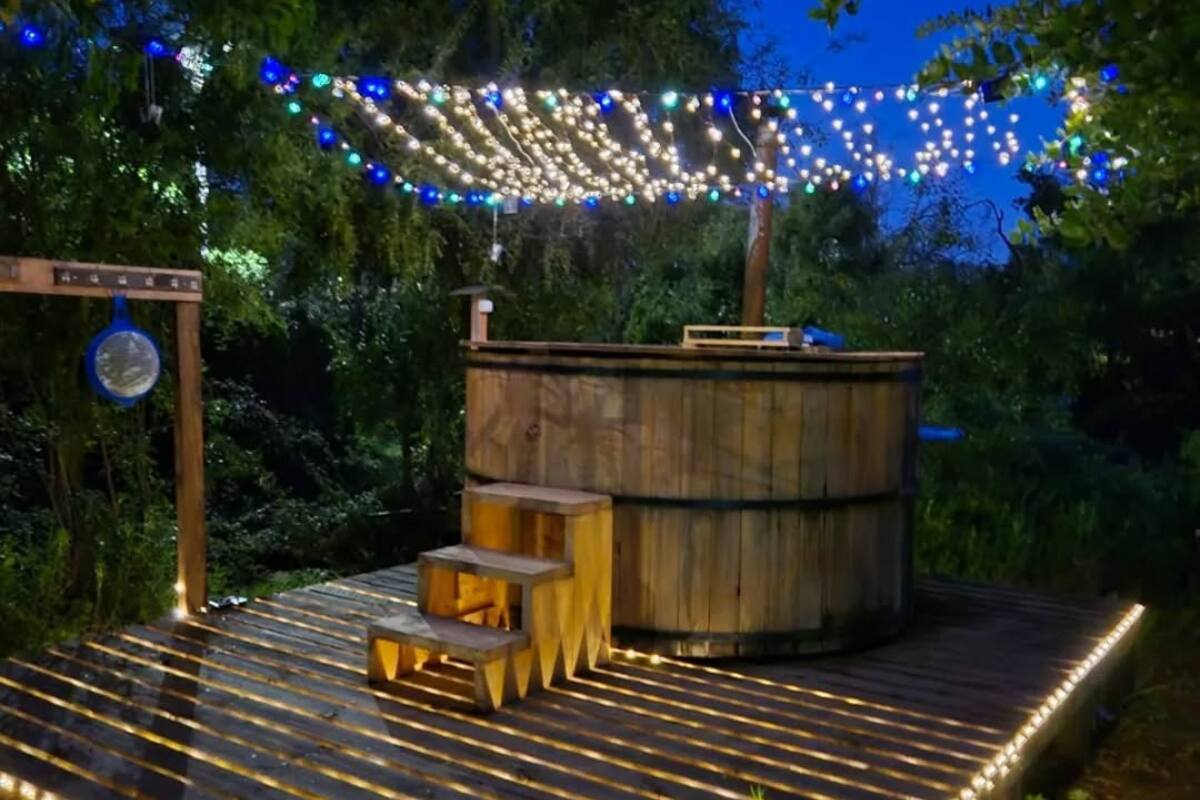 En el alojamiento además podrás sumergirte en tinajas de agua caliente, perfectas para relajarse en esta época de vacaciones. Créditos: Refugio Pucalán Lounge en Instagram.