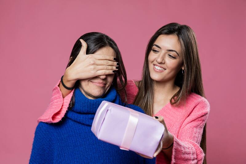 Desde ideas convencionales hasta aventuras más novedosas, aquí te dejamos ideas para regalarle a mamá en su día.