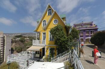 Icónico hotel es puesto en venta por casi mil millones de pesos: es un emblema de Valparaíso