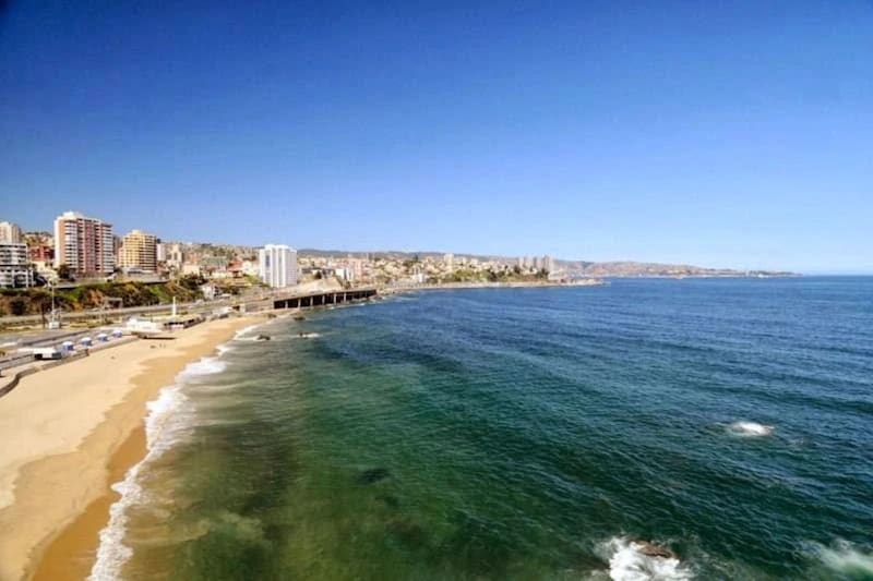 Estas son las 24 playas que puedes visitar en verano y que son aptas para el baño.
Créditos: Google Maps.