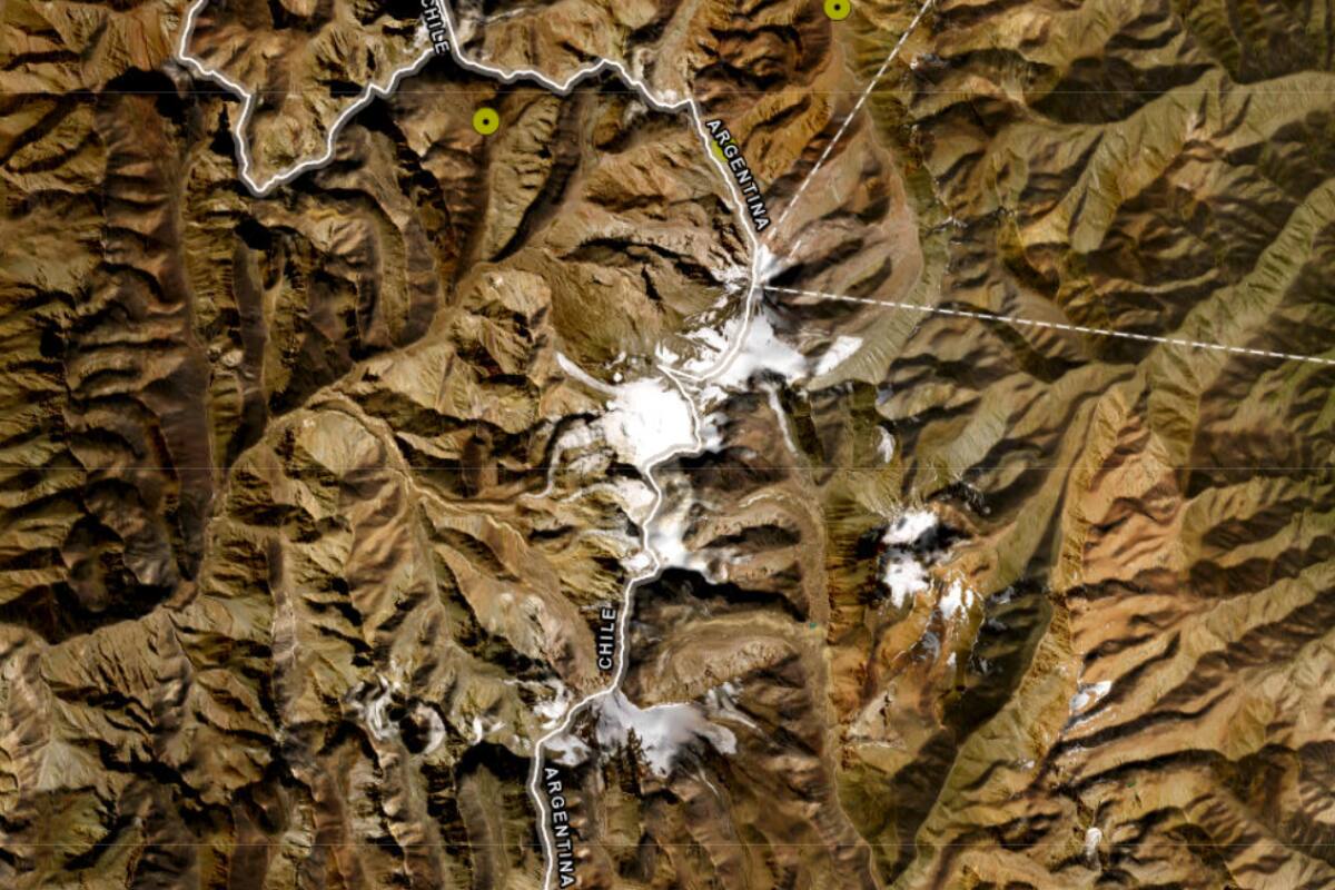 Volcán Tupungatito se ubica en el límite de Chile y Argentina.