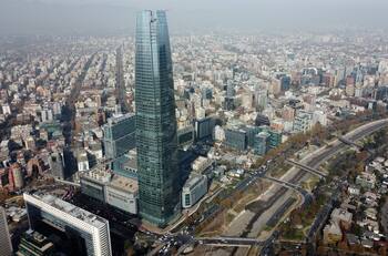 Gigantesca multinacional muy valorada en Chile cerrará millonario contrato para instalarse en el Costanera Center