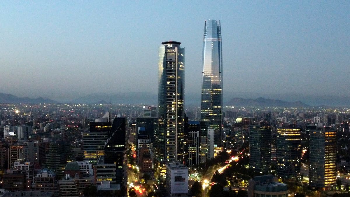 ¿La ciudad de las oportunidades?: Lo que realmente le cuesta a los recién egresados de regiones vivir en Santiago