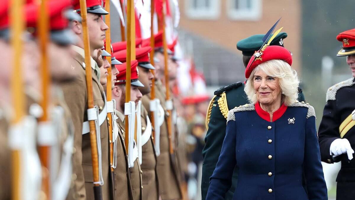 El especial broche de la colección de la reina Isabel con el que sorprendió la Reina Camilla