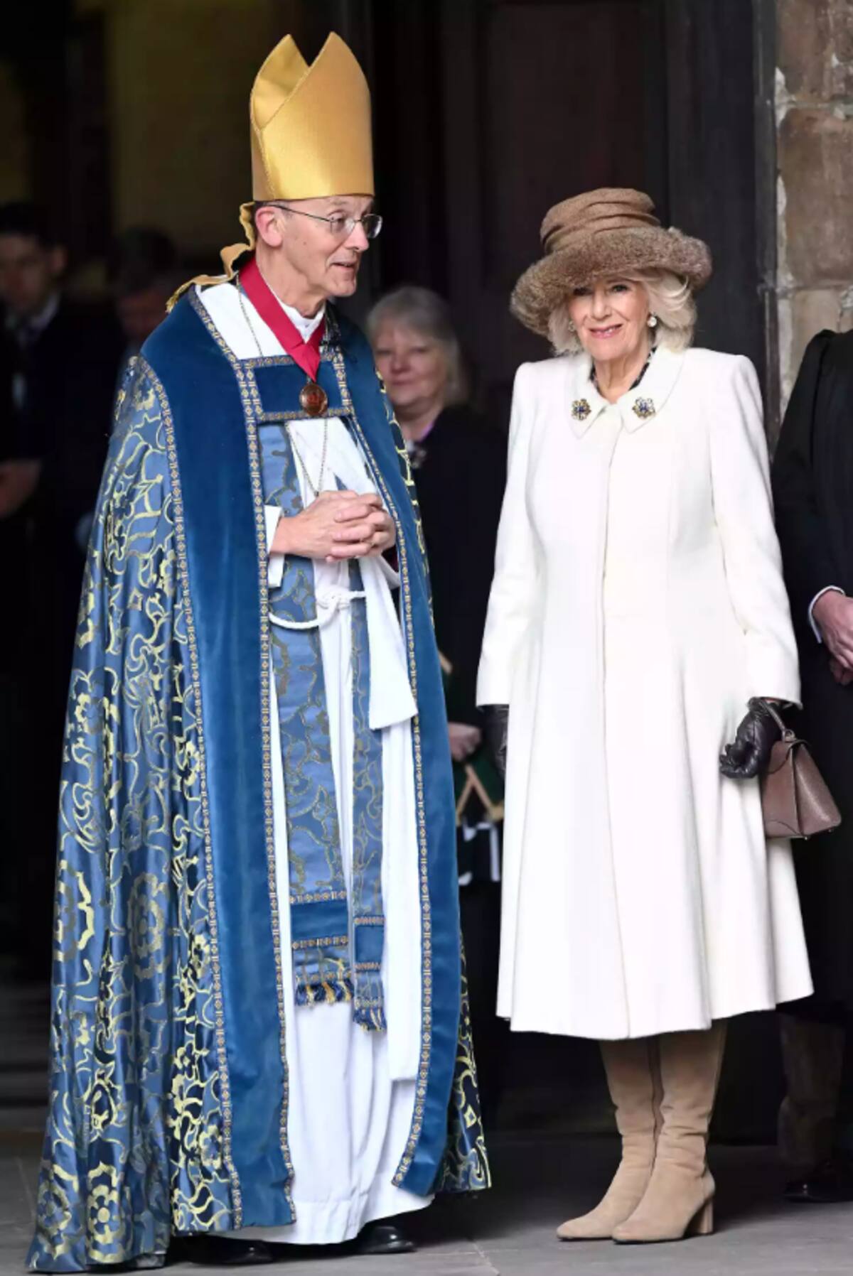 Reina Camilla posó junto al obispo de Worcester.