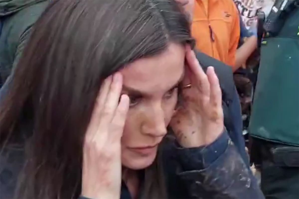 llena de barro en medio de las agresiones en Valencia. Créditos: Captura El Diario.
