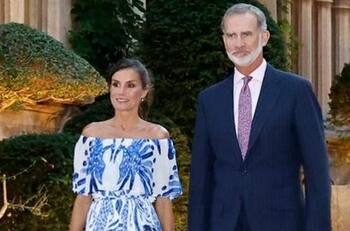 Reina Letizia estrena vestido en el Palacio de Marivent